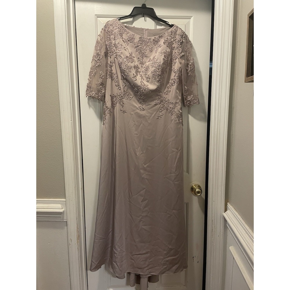 LA FEMME Floral Appliqué Jersey Column Gown Size 14 Light Mauve Mother of Bride‎